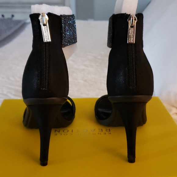 Heels - Picture 4 of 4